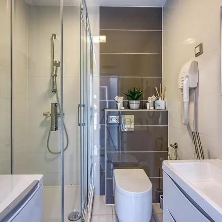 Luxury With Whirlpool Apartment *